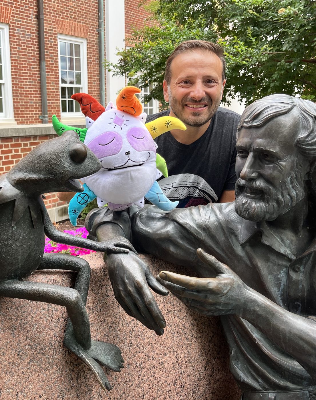 Yanik at the Jim Henson Kermit statue